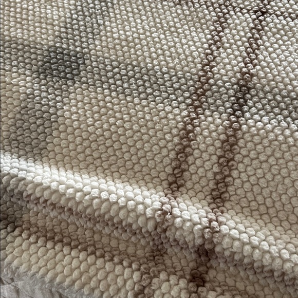 Elegant Beige Plaid Throw Blanket - Picture 3 of 6